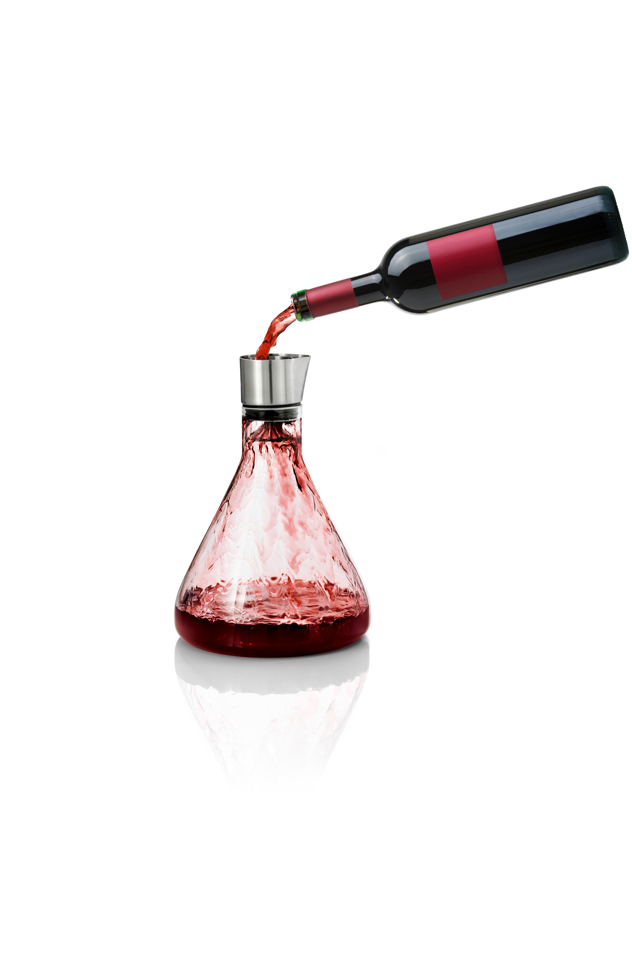 Rotwein wird in die Delta Dekantierkaraffe von Blomus gegossen, Weinaccessoire für stilvollen Genuss.