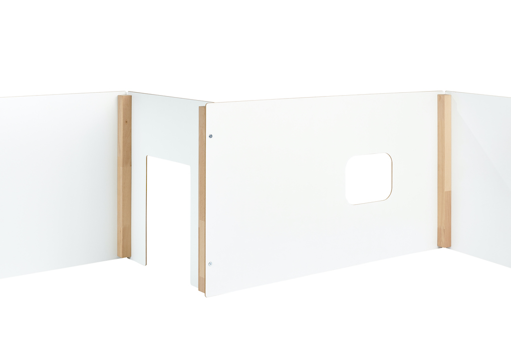 Tojo Kids Spielwand: Weiße Kinderspielwand mit Tür und Fenster aus Holz, flexibel erweiterbar.