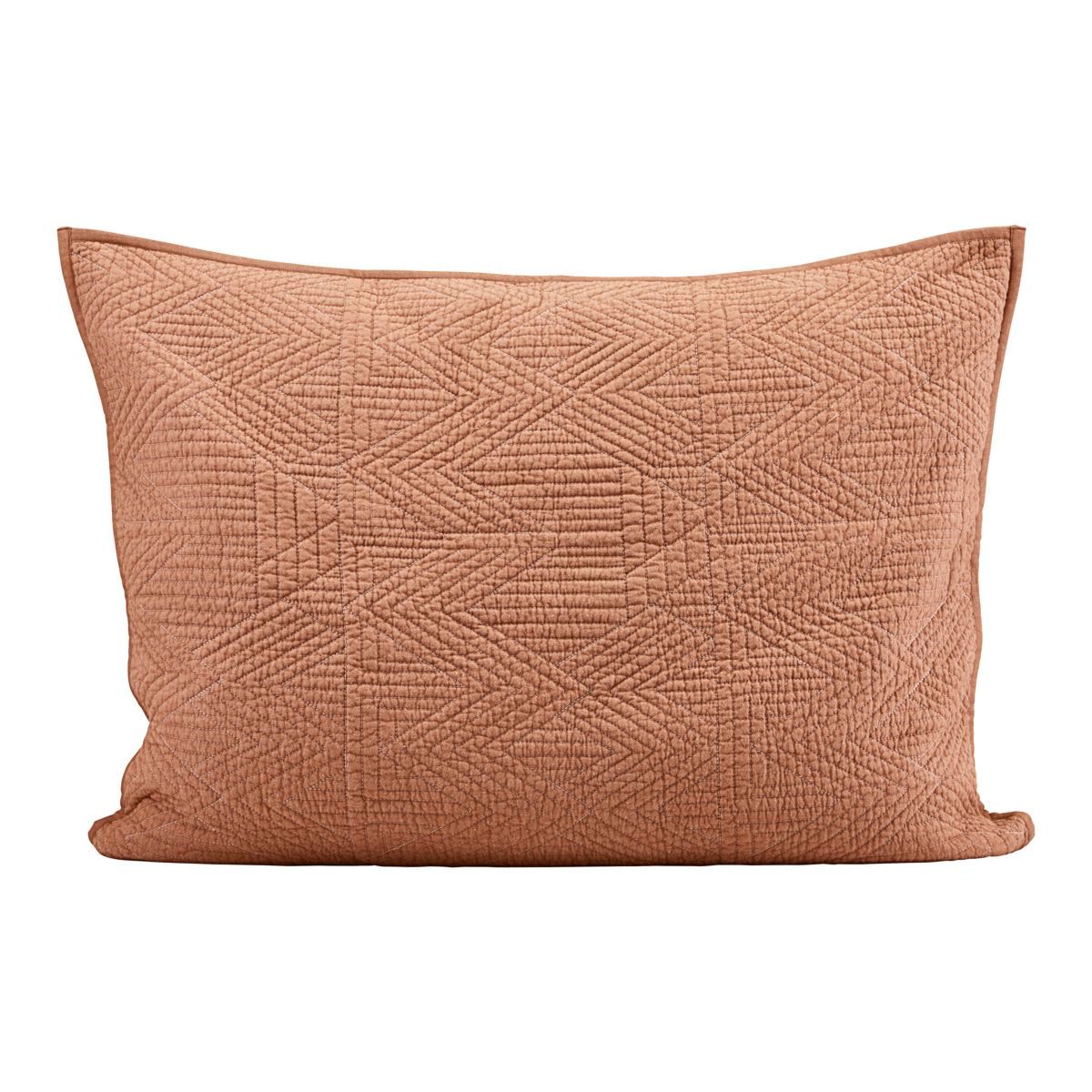 Detailaufnahme: Brauner Tria Kissenbezug von House Doctor mit geometrischem Muster, ideal für Wohnzimmer und Schlafzimmer.