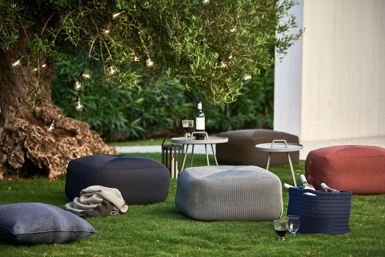 Divine Outdoor Hocker von Cane-Line in Sand: Gemütliche Outdoor-Möbel für Garten und Terrasse.