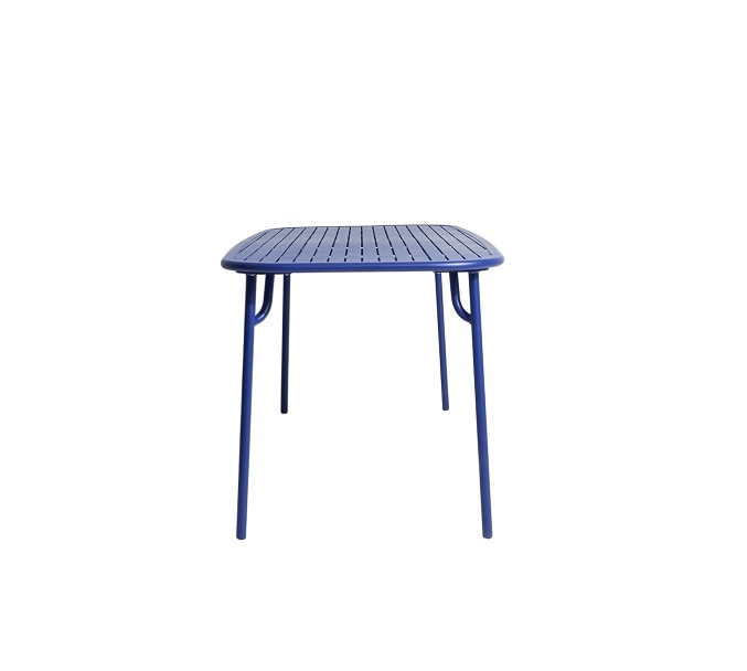 Blauer Petite Friture Week-End Rectangle Table Tisch mit schmalen, geraden Beinen und gerillter Tischplatte.