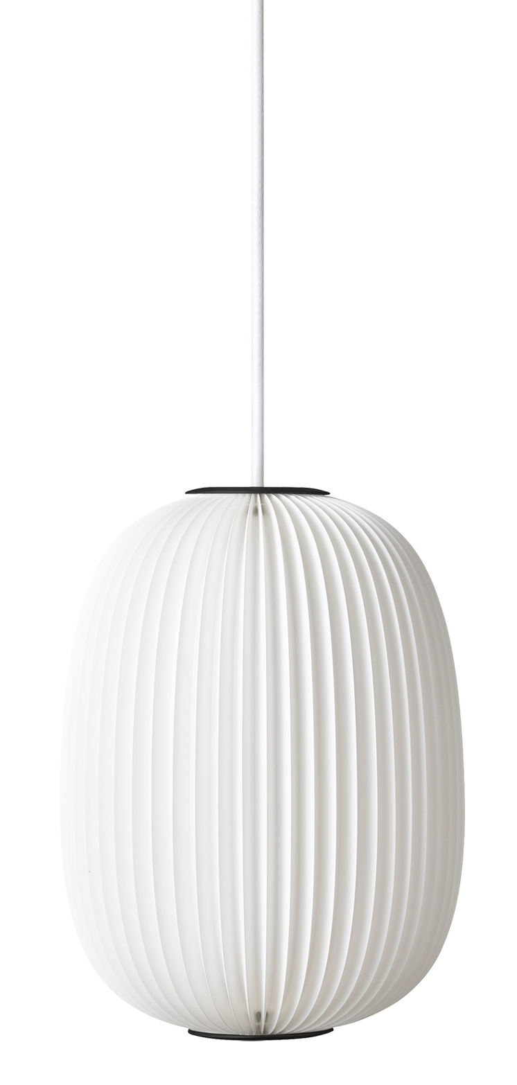 Weiße Lamella Pendelleuchte von Le Klint mit plissiertem Lampenschirm und schwarzem Detail.