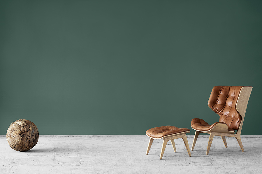 Mammoth Chair Sessel mit Hocker, Leder Camel, Eiche dunkel geräuchert. Design Ledersessel.