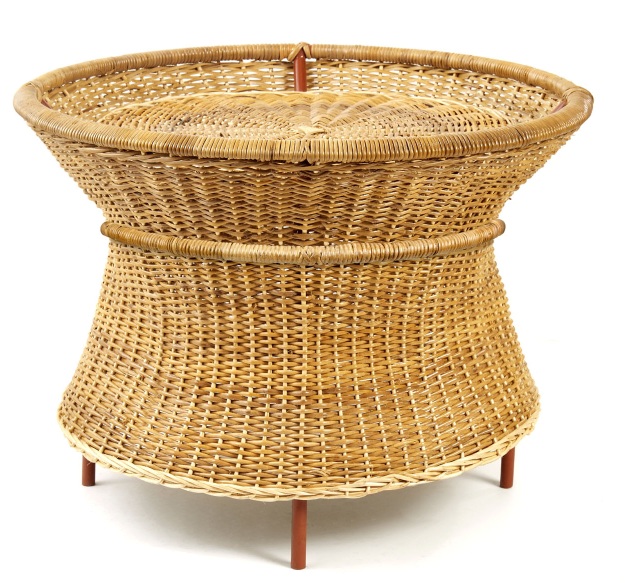 Caribe Natural Basket Table von ames: Geflochtener Outdoor Tisch aus Naturmaterialien, Nahaufnahme.