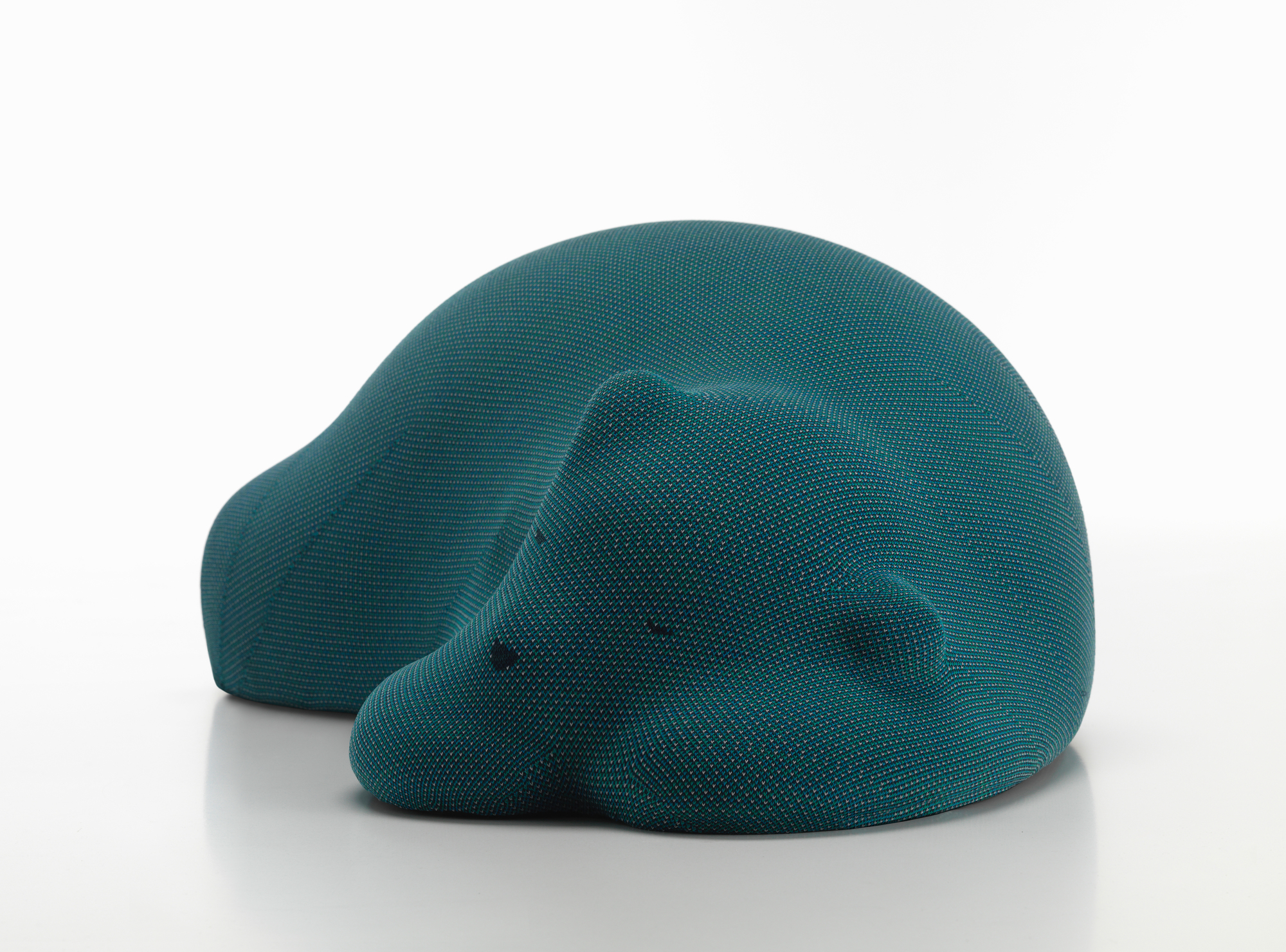 Türkisfarbener Vitra Resting Bear Stofftier, Bär-Design zum Ausruhen und Dekorieren für Kinderzimmer und Wohnbereich.