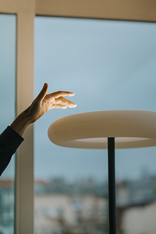 Oto Stehleuchte in Schwarz mit Multisensor, Hand berührt das Licht. Moderne Stehlampe.