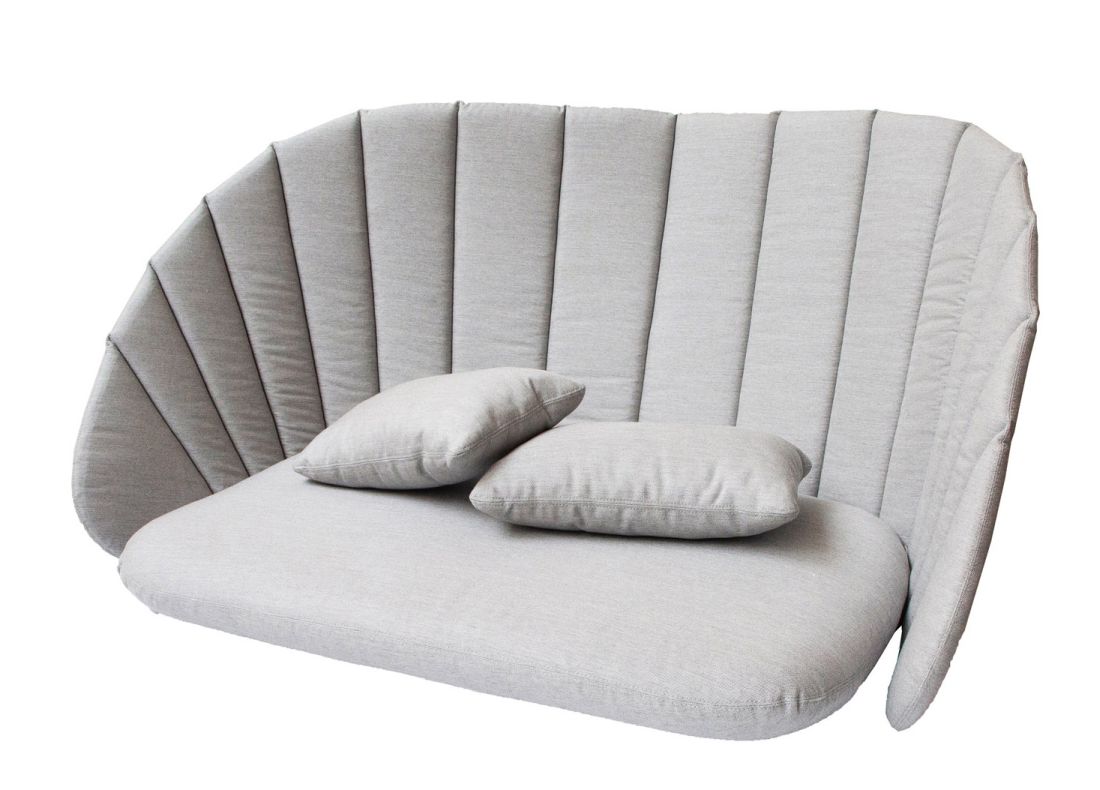 Graues Peacock Outdoor Sofa von Cane-Line für zwei Personen mit Kissen. Gartenmöbel für Terrasse.