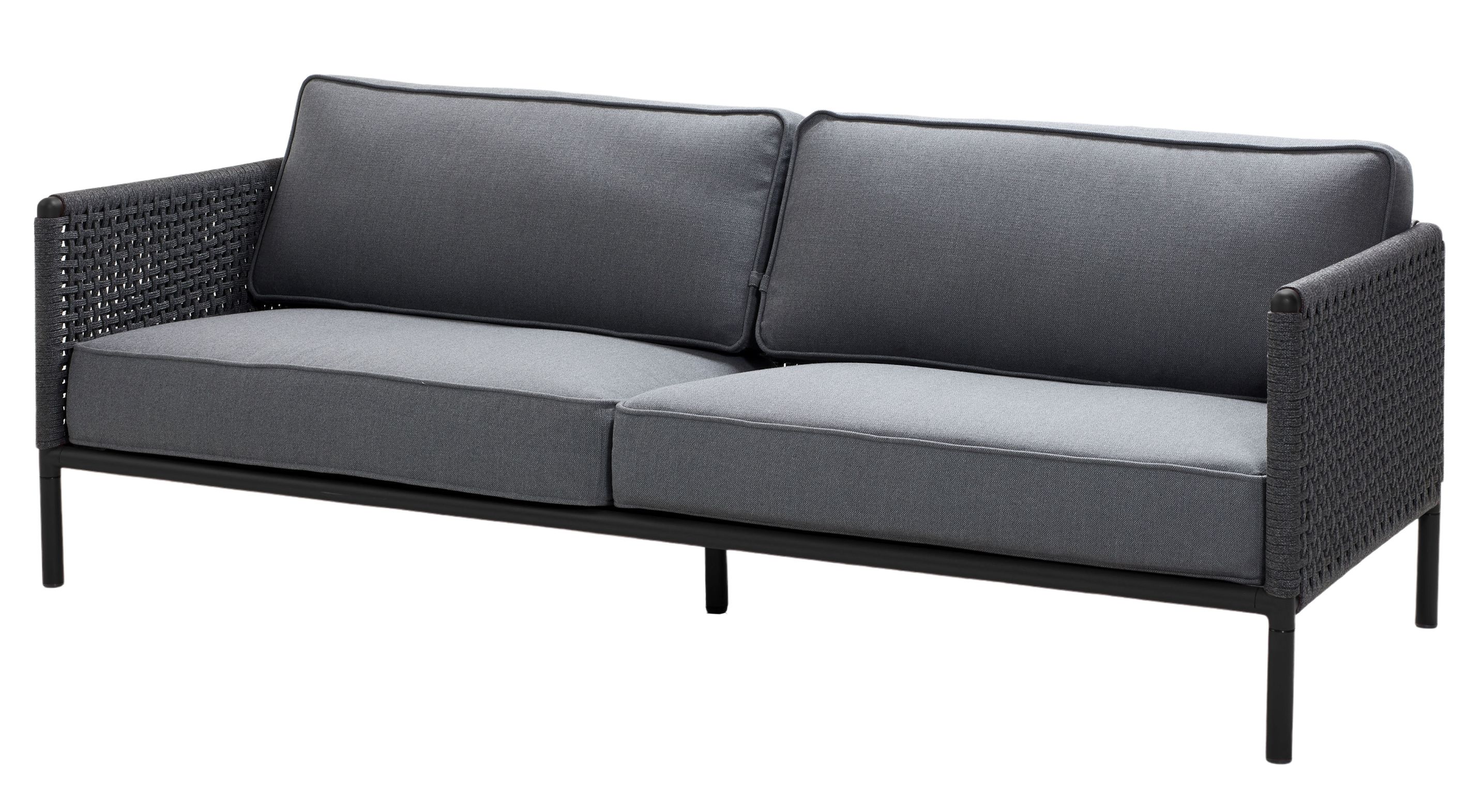Encore Sofa 3-Sitzer von Cane-Line mit grauen AirTouch Kissen und geflochtenen Armlehnen.