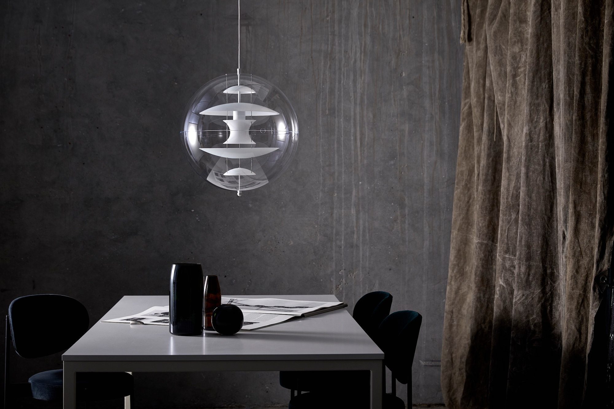 VP Globe Pendelleuchte von Verpan über Esstisch mit Dekoration, moderne Design Lampe für Wohnzimmer.