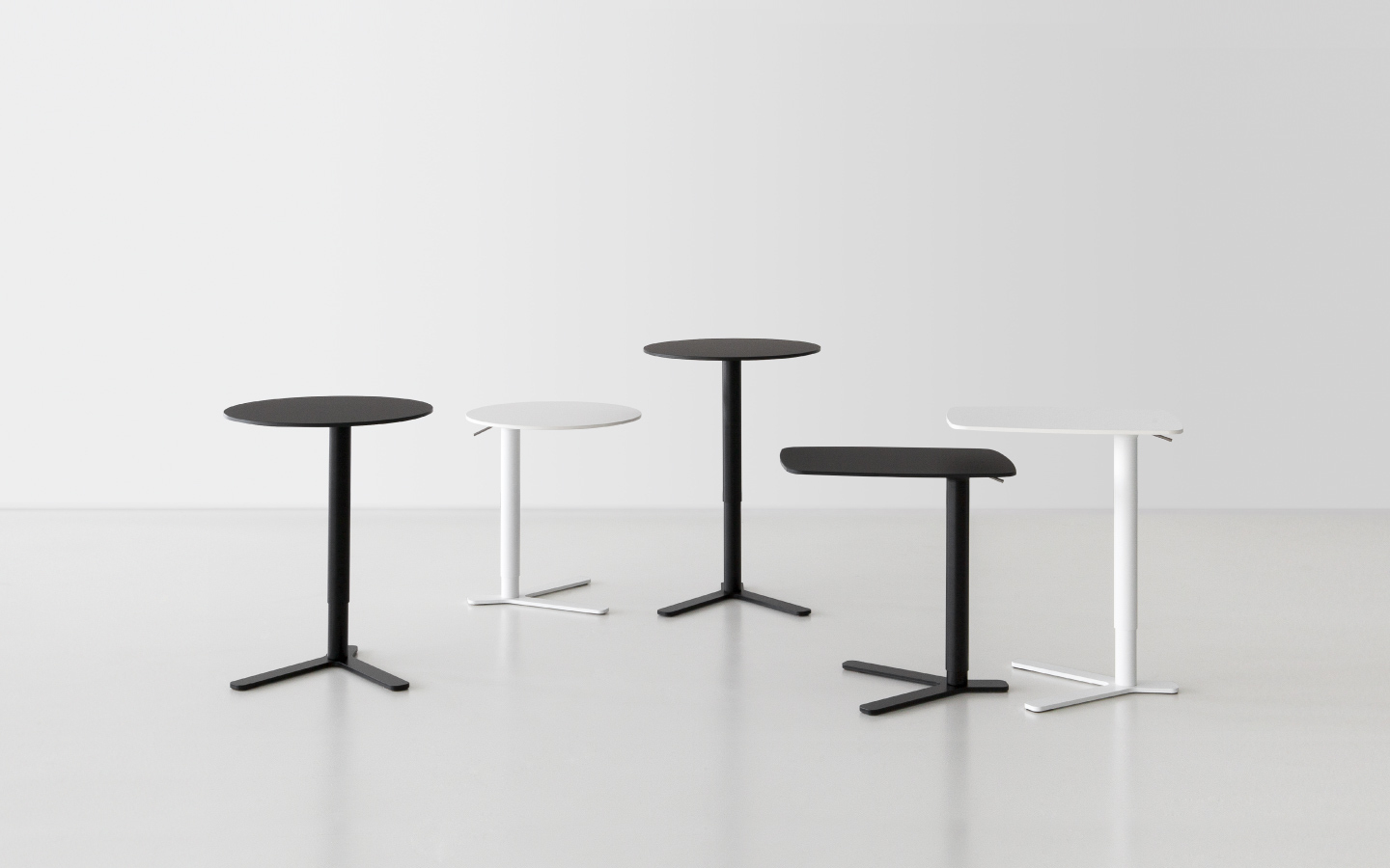 Gruppe von Yo höhenverstellbaren Beistelltischen La Palma in Schwarz und Weiß auf weißem Hintergrund.