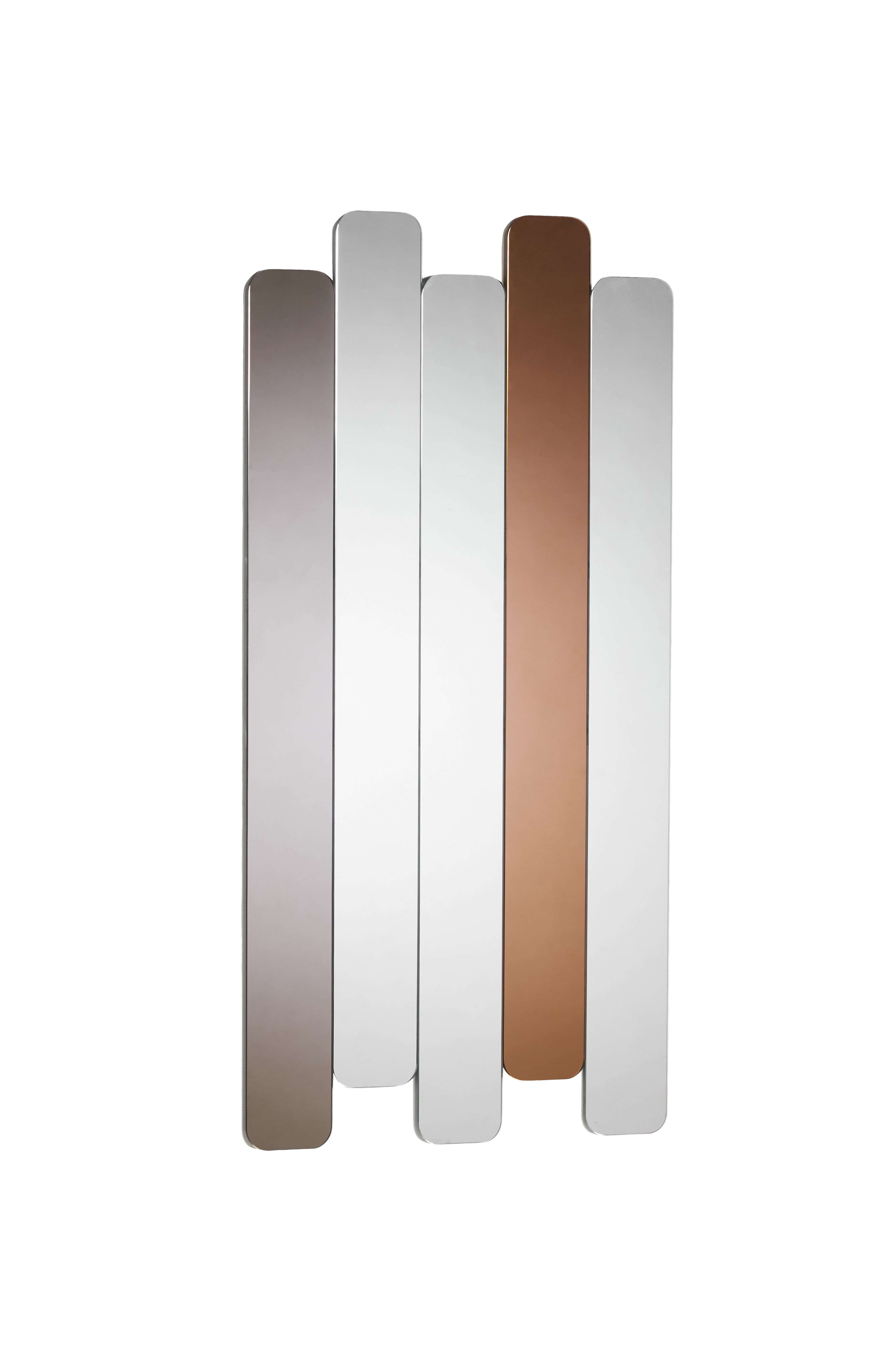 Logs 5 Spiegel von Woud: Moderner Wandspiegel mit fünf vertikalen, farbigen Spiegelelementen.