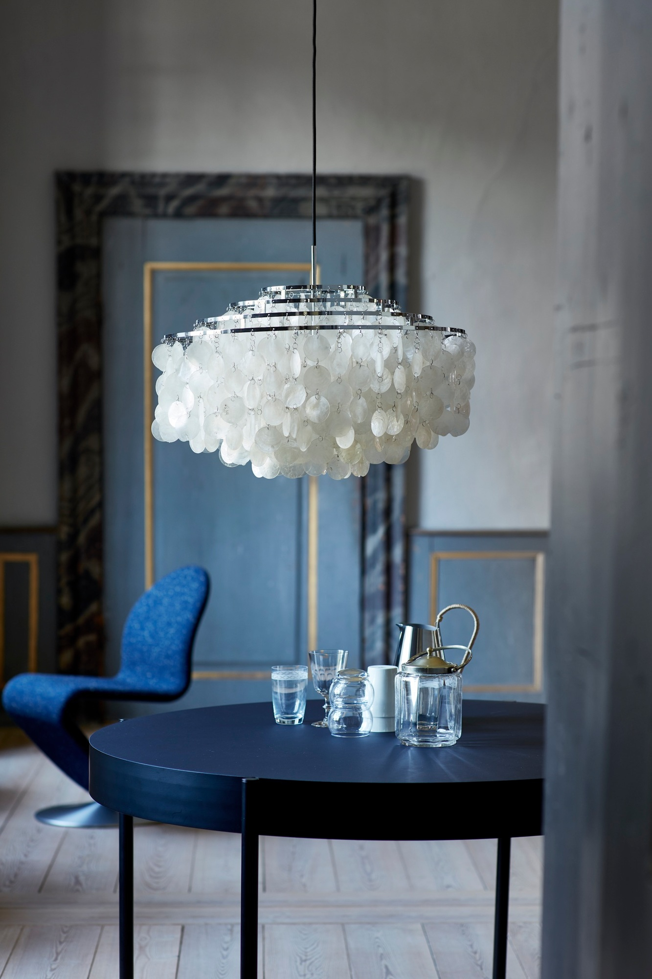 FUN Pendelleuchte von Verpan: Elegante Hängelampe mit Muschelscheiben über Esstisch im Interieur.