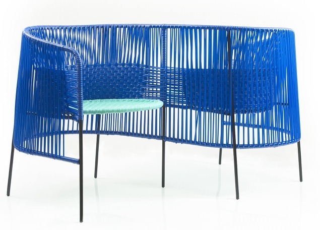 Blaue Ames Caribe Vis a Vis Bank für den Außenbereich mit mintfarbenem Sitz.