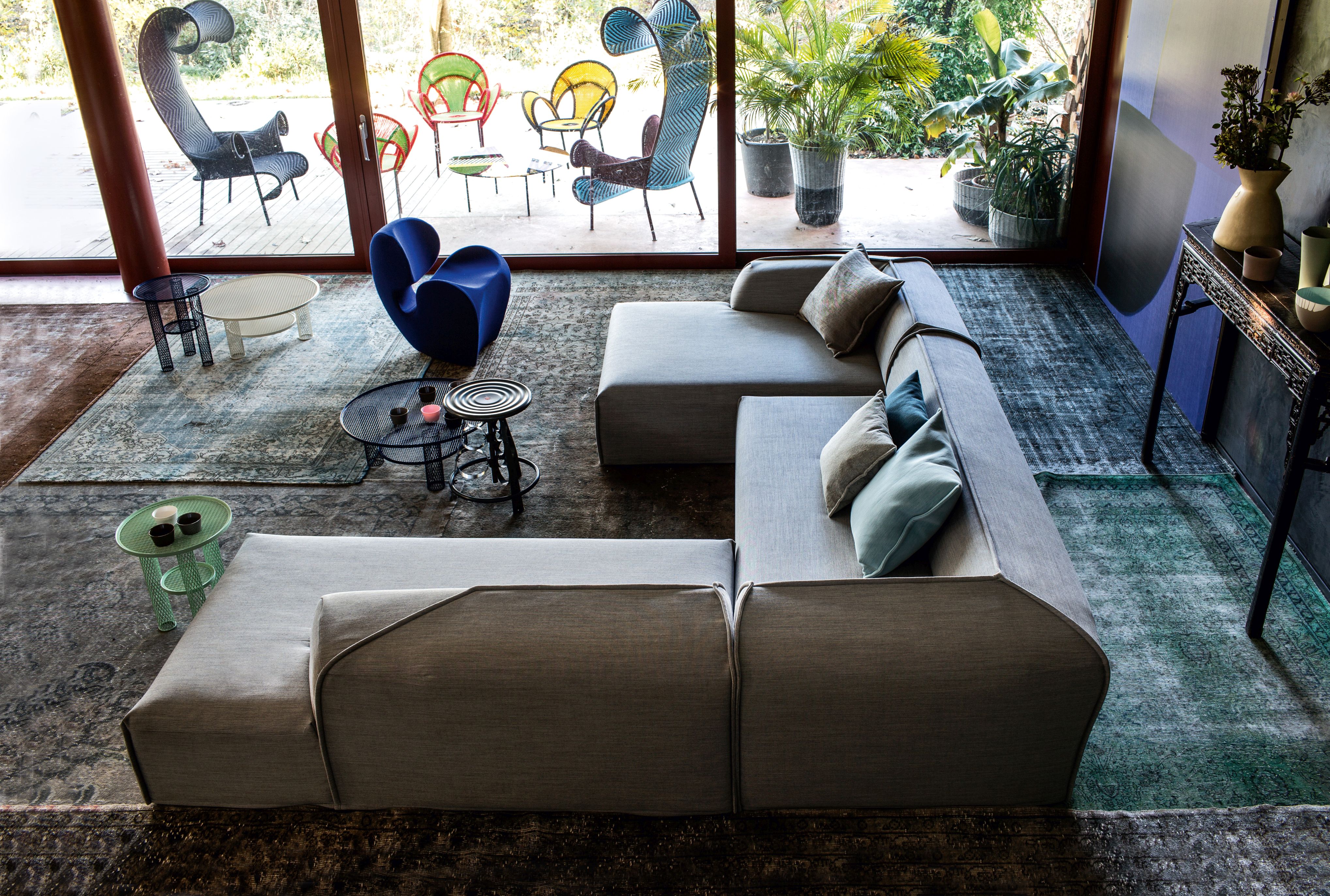 Nahaufnahme des Moroso Net Beistelltisches in Tinte, ein moderner, kleiner Metalltisch für Wohnzimmer und Lounge.