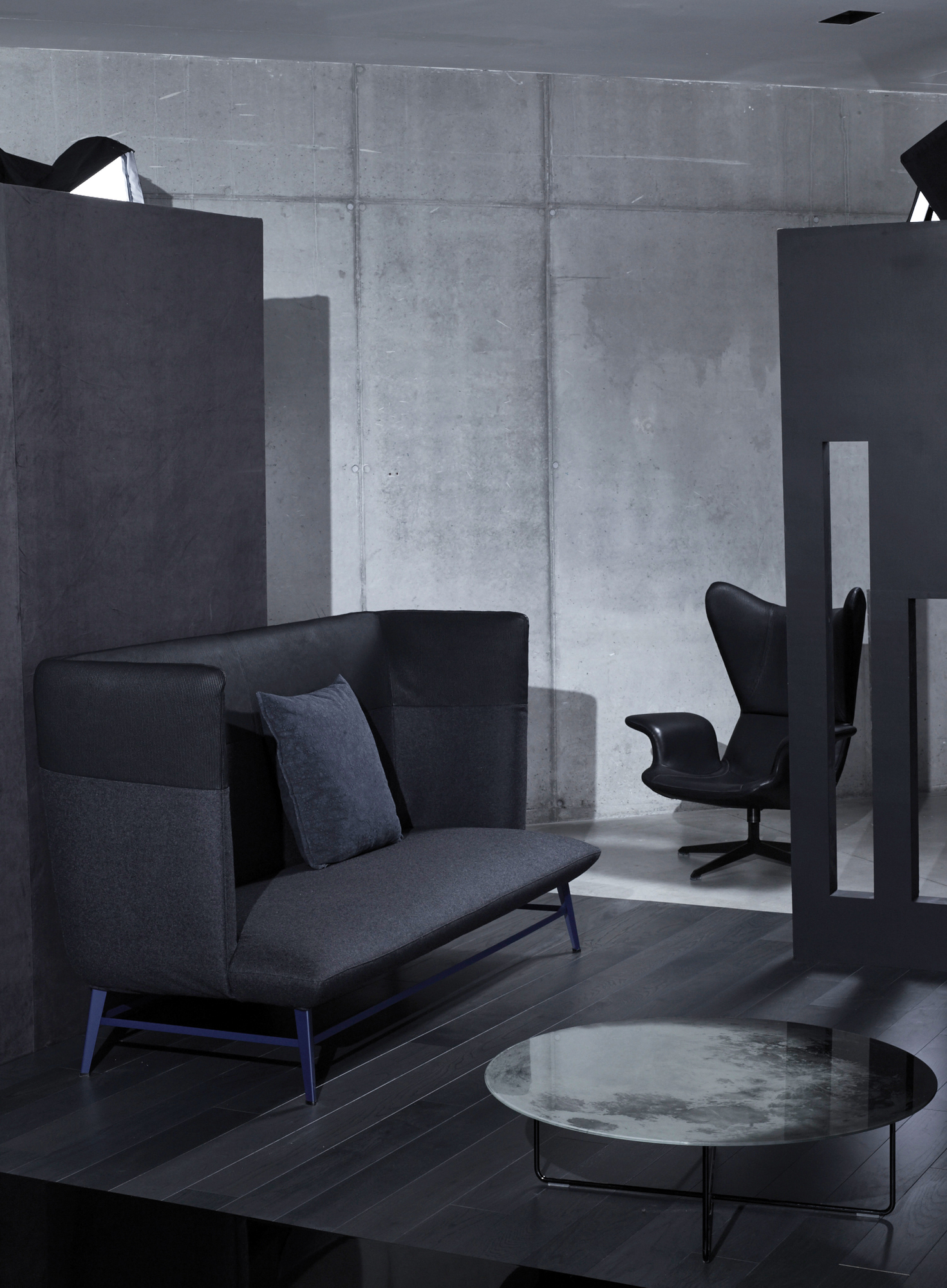 My Moon My Mirror Couchtisch von Moroso Diesel mit Sofa und Sessel in Grau.