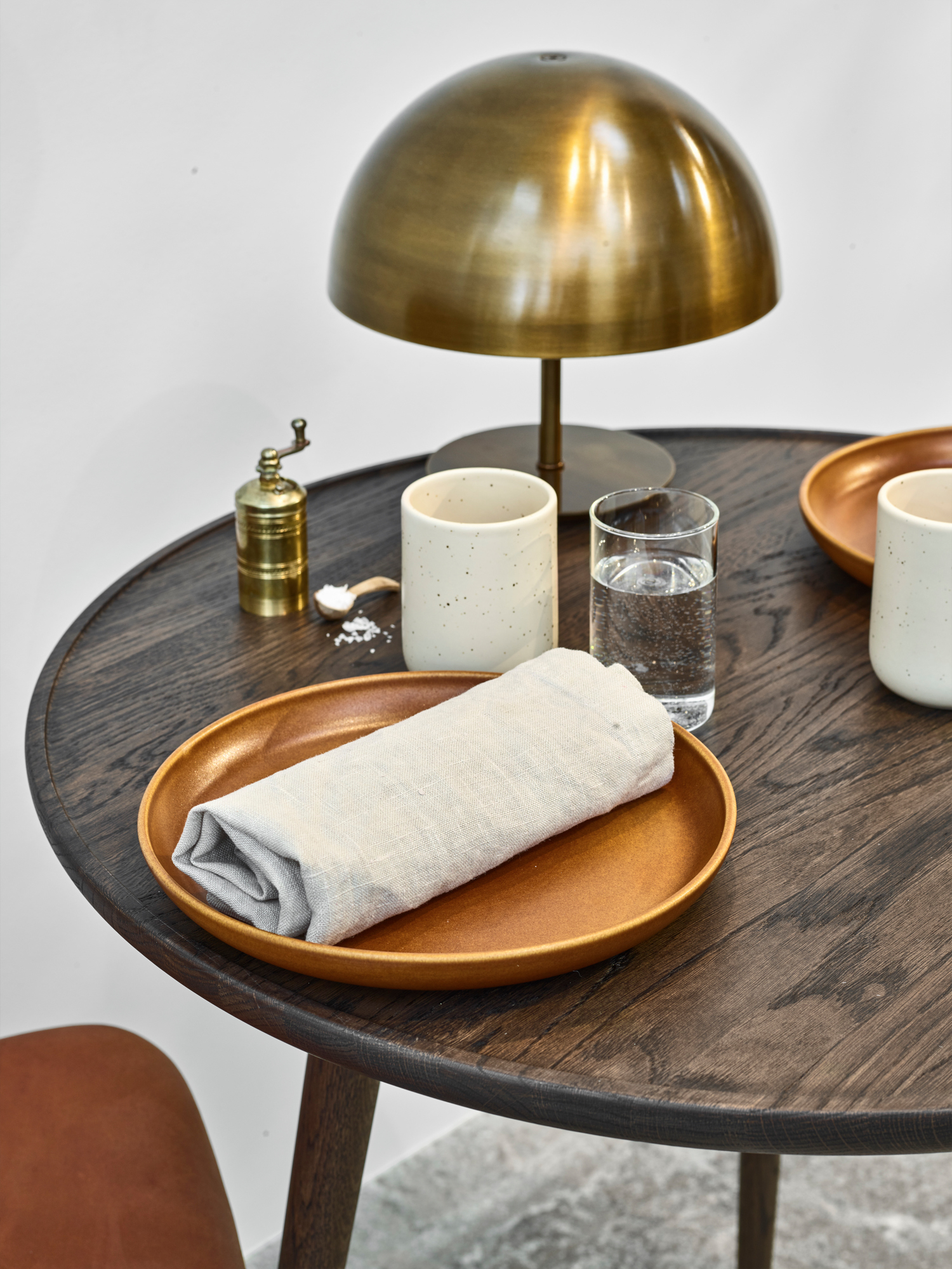 Nahaufnahme der Mater Baby Dome Lampe Kupfer auf einem gedeckten Holztisch.