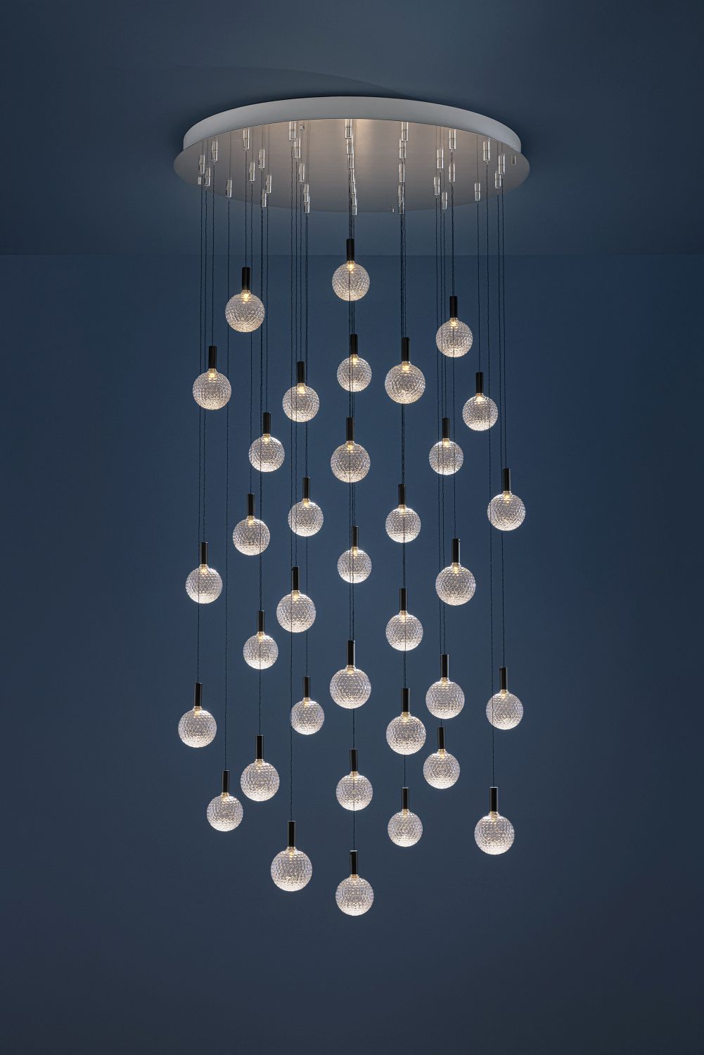 Par Pendelleuchte von Catellani & Smith: Moderne Hängeleuchte mit vielen leuchtenden Glaskugeln.