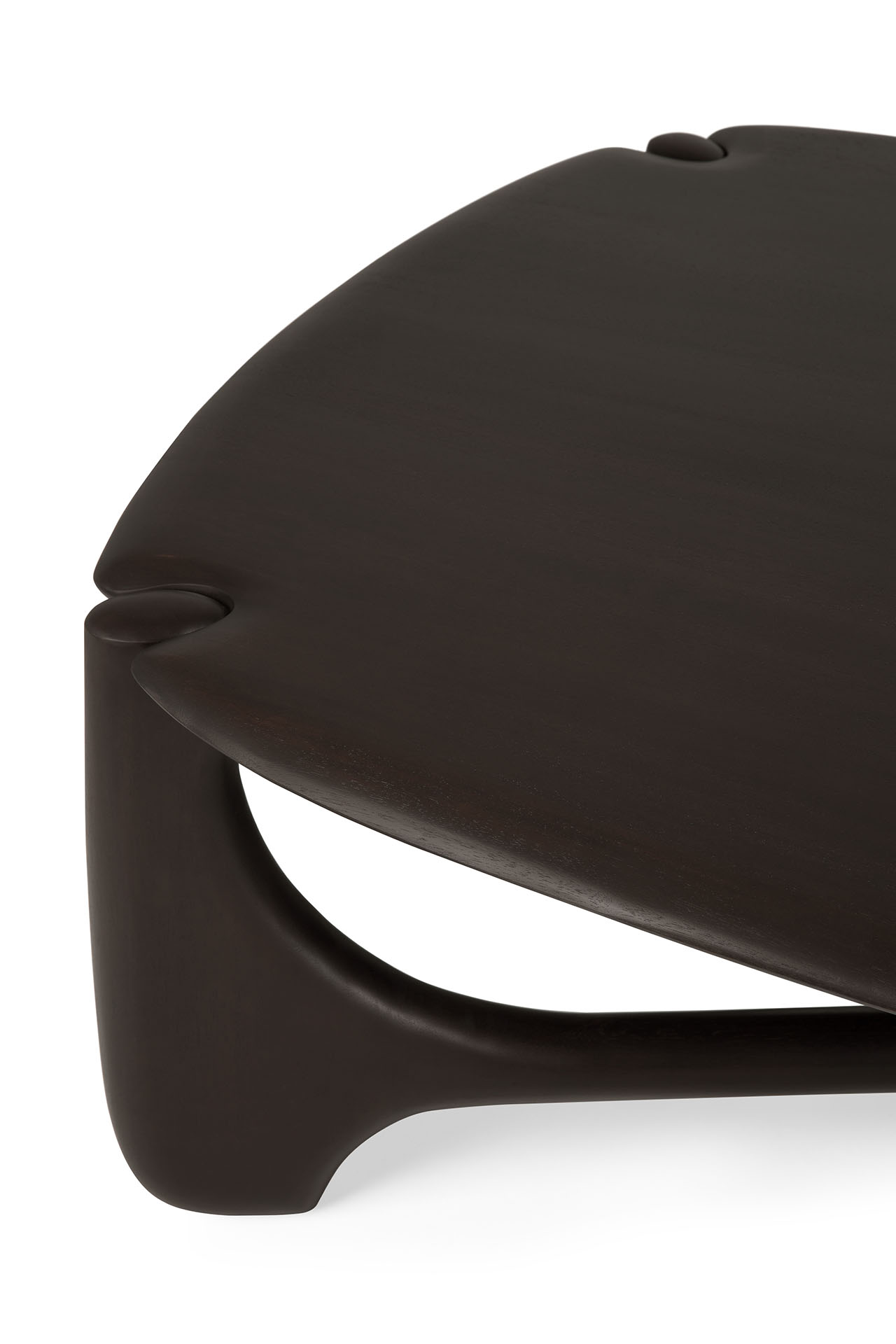 Detailaufnahme des Ethnicraft PI Couchtischs aus dunklem Holz mit einzigartigem, modernem Design.