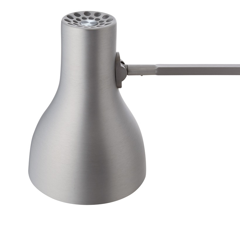 Nahaufnahme der Anglepoise Type 75 Tischleuchte in Silber lustre, moderne Schreibtischlampe für Büro und Zuhause.