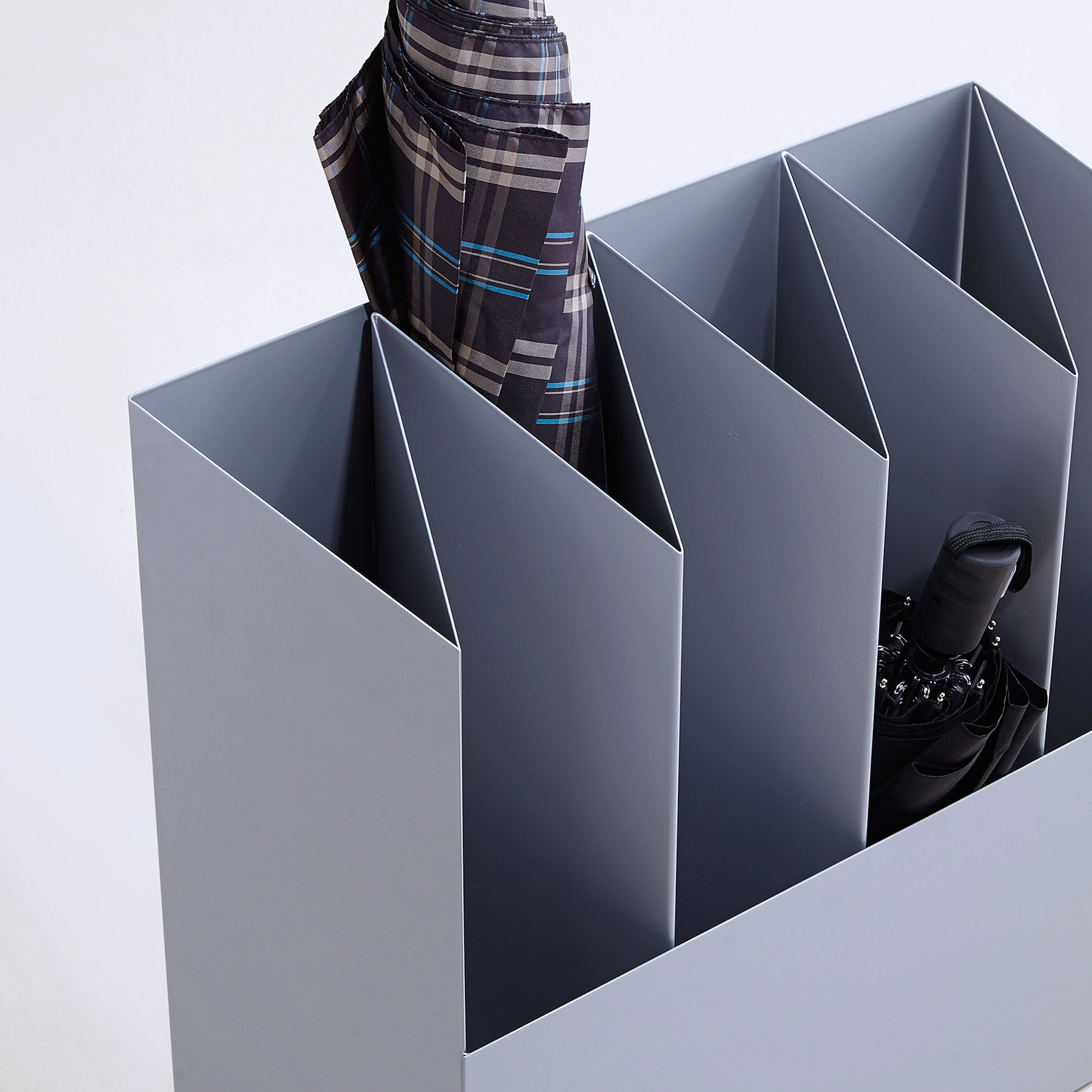 Kant Schirmständer Mox in Weiß mit zwei Schirmen. Moderner Schirmständer für Flur und Eingangsbereich.