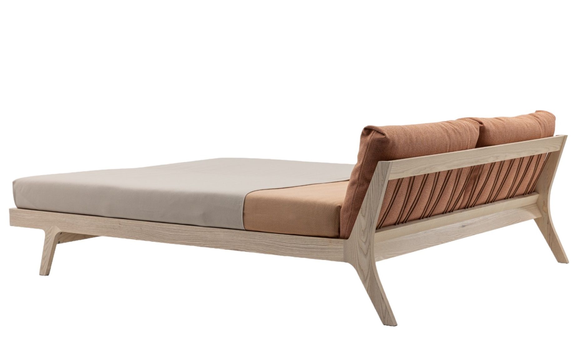 Mellow Bett von Zeitraum aus Massivholz mit hellbraunen Kissen und beiger Bettwäsche.