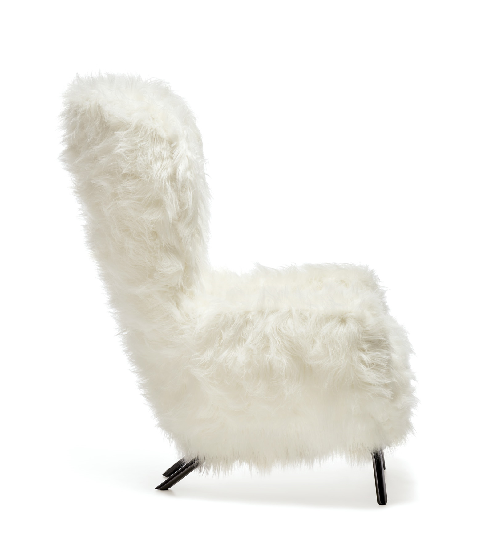 Weißer Guelfo Sessel mit Fellbezug und schwarzen Beinen, seitliche Ansicht. Gemütlicher Design Sessel.