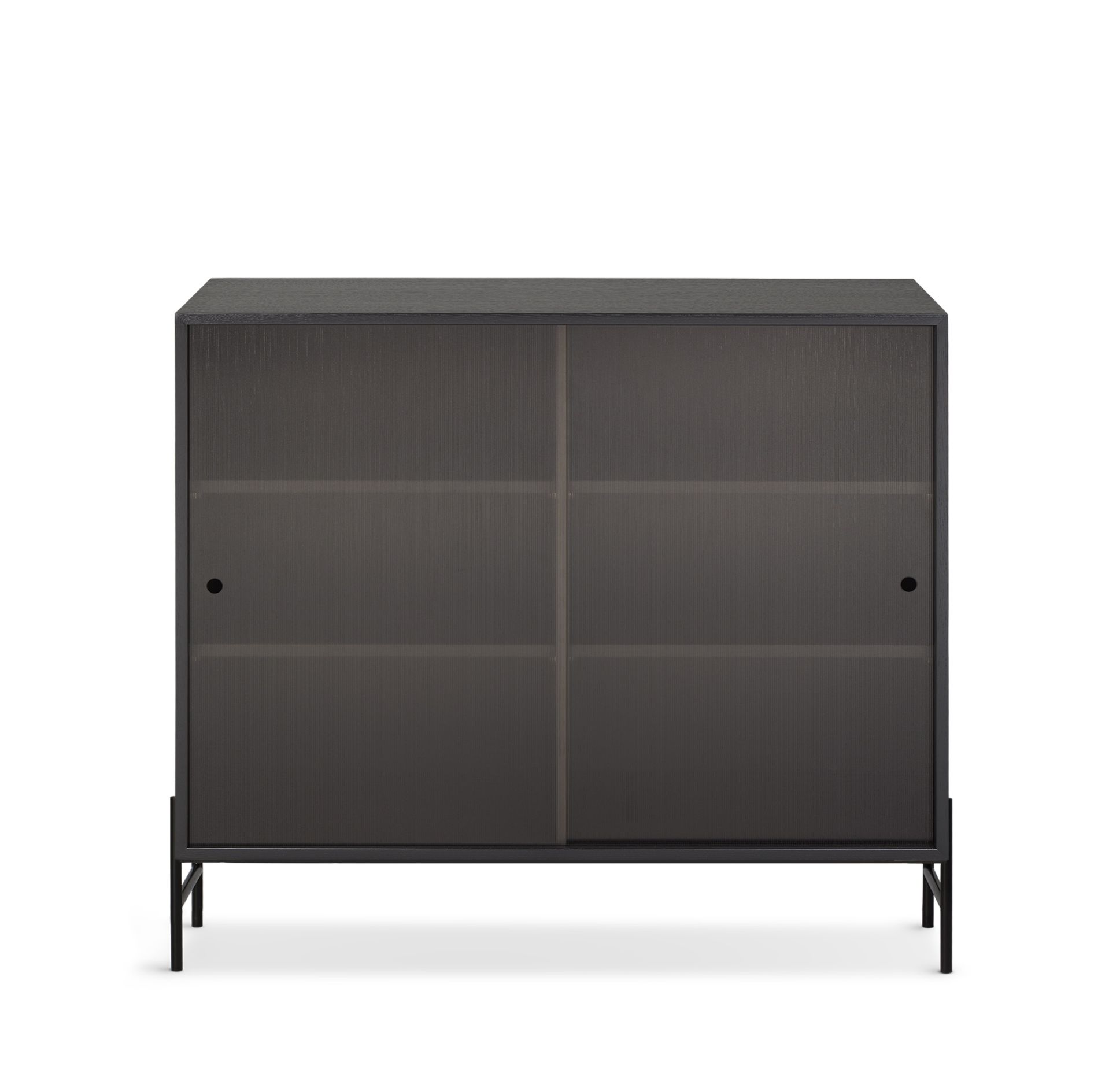 Hifive Glasvitrine Low, 100cm breit, in Eiche schwarz mit Schiebetüren und Regalböden.