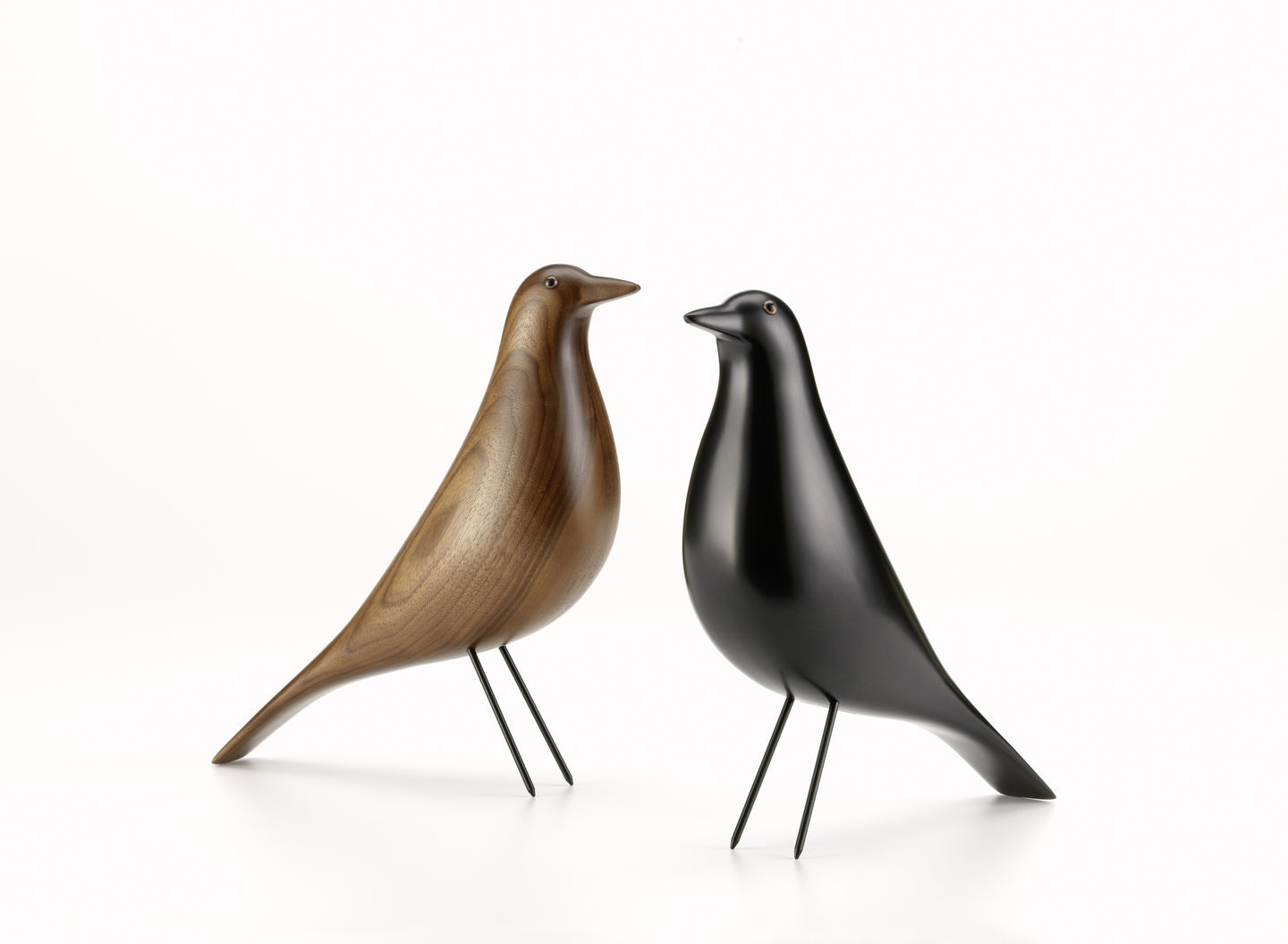 Zwei Eames House Bird Skulpturen: Nussbaum und Schwarz, Designobjekt für Wohnaccessoires.