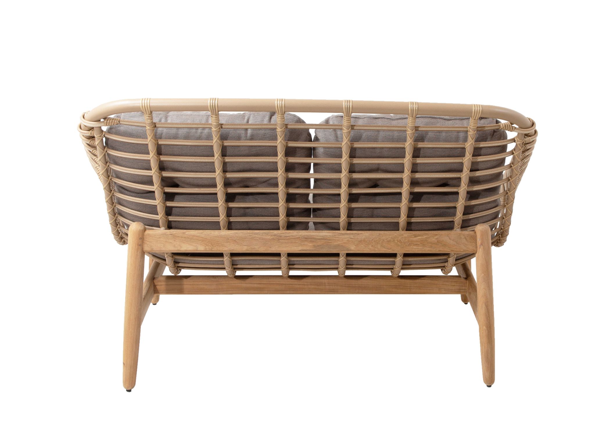 Rückansicht des Cane-Line Strington Outdoor Sofas mit natürlichem Rattan und grauen Kissen.