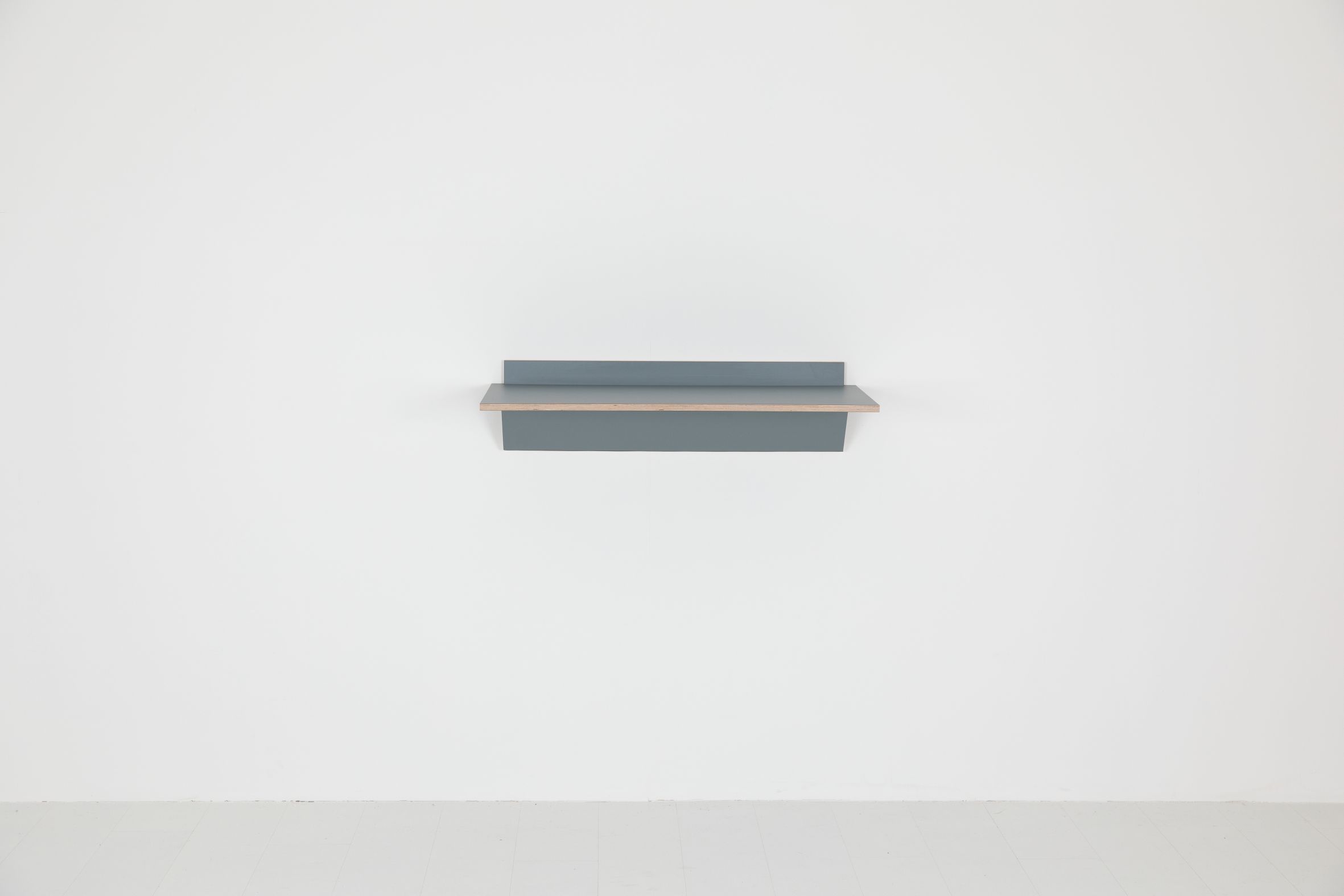 MONIKA Klapptisch: Grauer, minimalistischer Wandtisch aus Holz, ideal für kleine Räume und flexibles Wohnen.