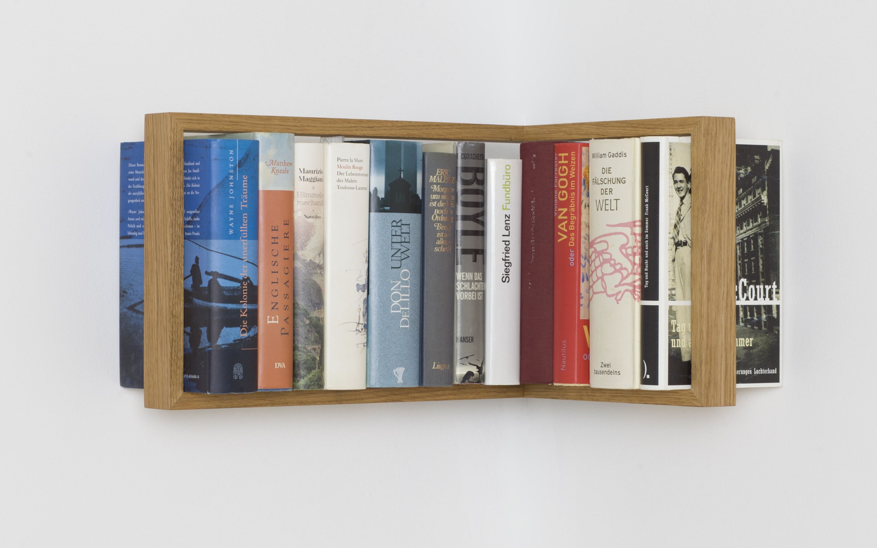 Eiche Regal "b-eck2 das kleine b" an der Wand, gefüllt mit Büchern. Bücherregal aus Holz.