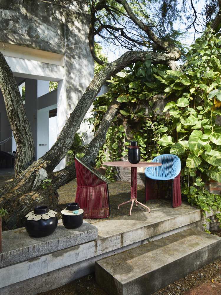 Pastellgrüner Cielo Table Outdoor Tisch mit zwei Stühlen im Garten. Outdoor Möbel.