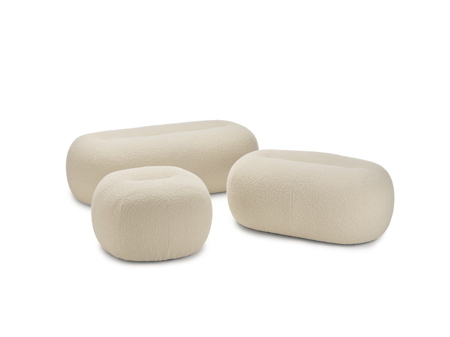 Nana Pouf Hocker von Freifrau Manufaktur, drei beige, weiche Sitzhocker in verschiedenen Größen.