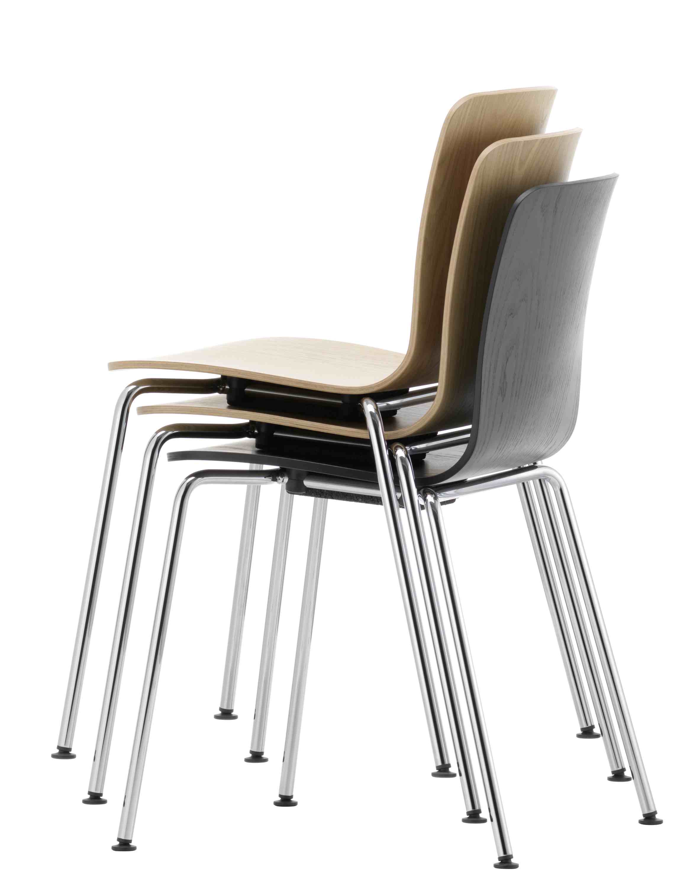 Gestapelte Vitra Hal Ply Stühle mit Holzschalen und verchromtem Stahlrohrgestell. Design Bürostuhl.