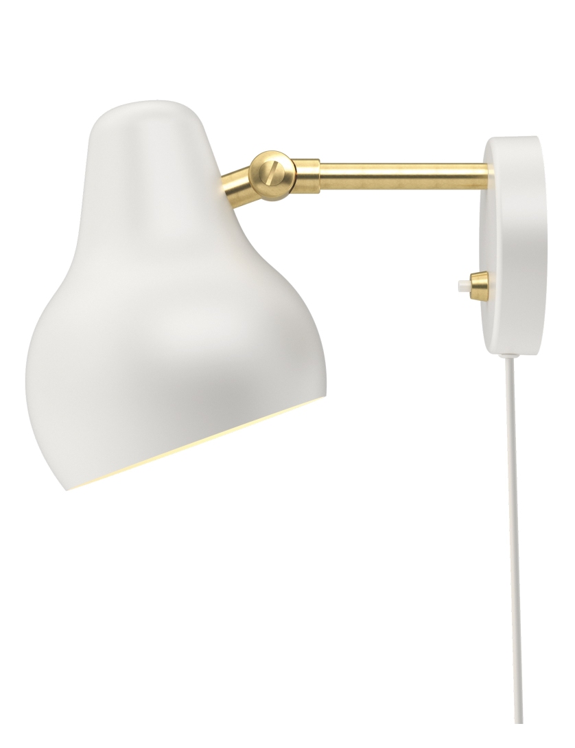Weiße VL38 Wandleuchte von Louis Poulsen mit Messingdetails, schwenkbarem Arm und Kabel für die Wandmontage.
