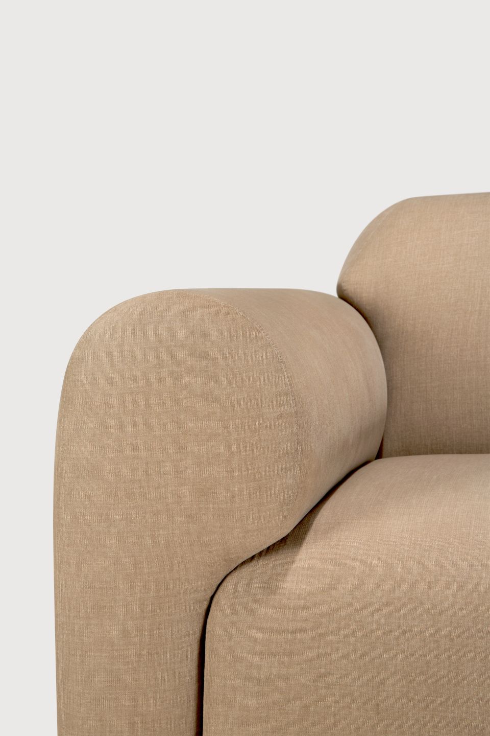 Detailaufnahme des Ethnicraft Bulky Modulsofas in Light Sepia. Gemütliches, modulares Sofa für Wohnzimmer.