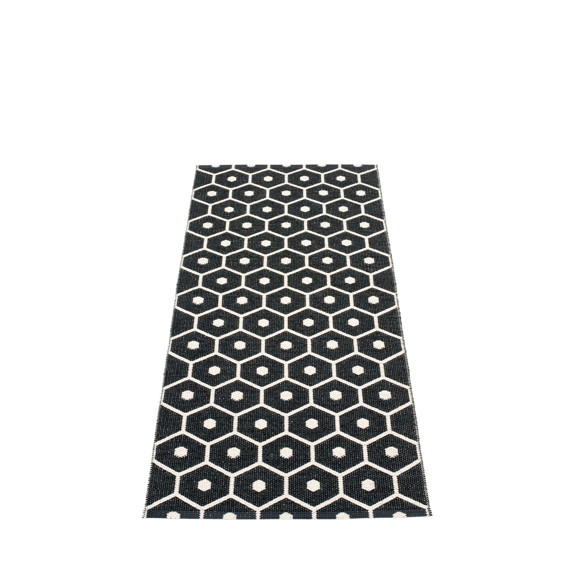 Pappelina Honey Kunststoffteppich 70x160 cm mit schwarzem Sechseckmuster und weißen Punkten. Moderner Teppich für Innen und Außen.