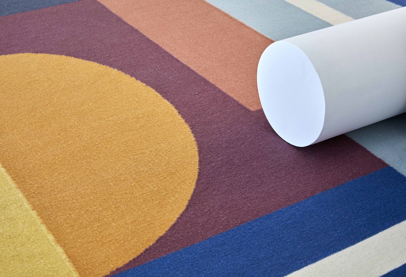 Detailaufnahme des Zoe Sool Teppichs von Gan mit geometrischen Formen und warmen Farben.