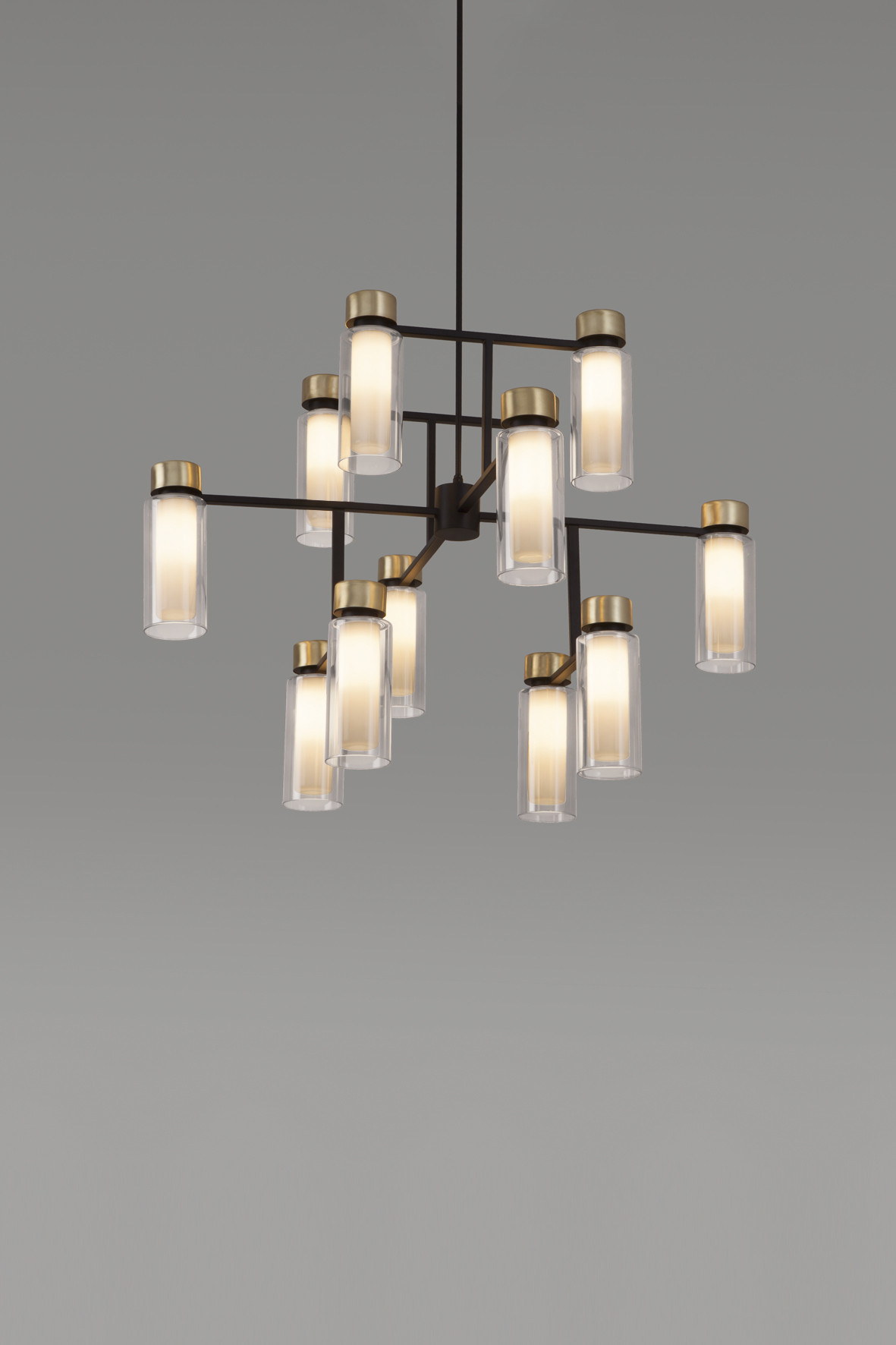 Osman Kronleuchter von Tooy: Moderne Hängeleuchte mit zylindrischen Glaslampenschirmen und Messingdetails.