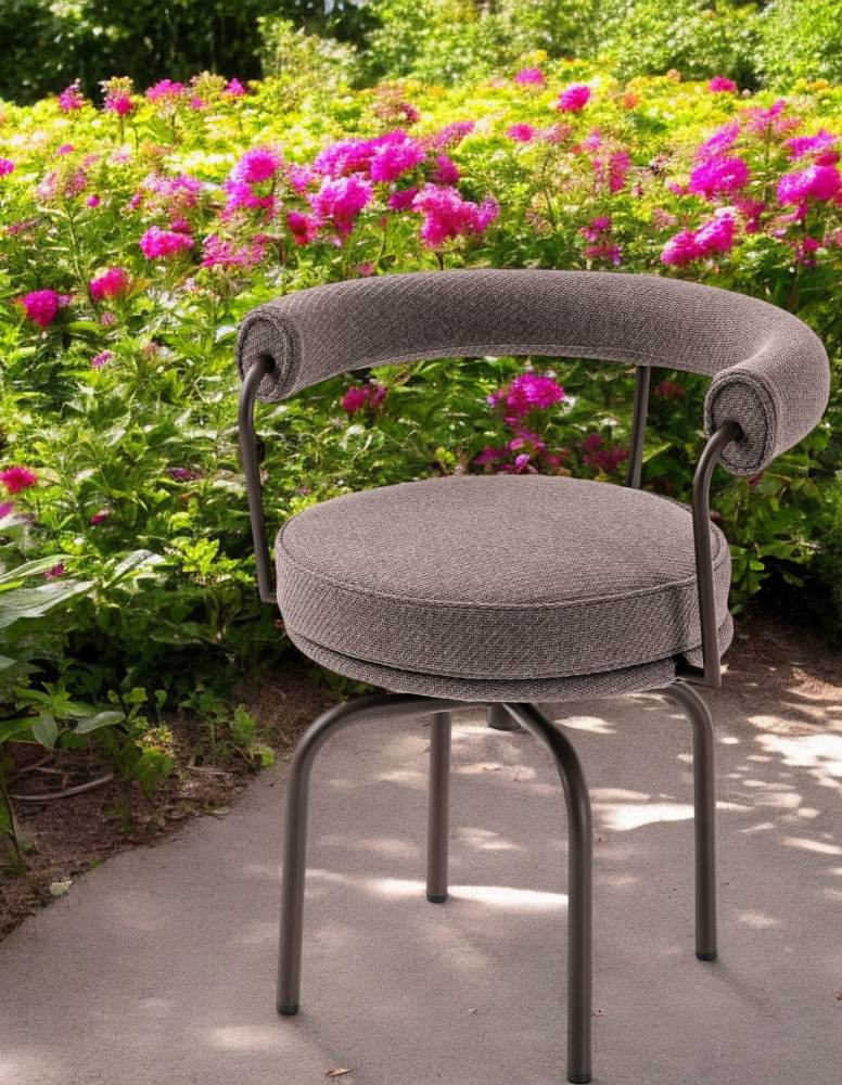 7 Fauteuil Tournant Drehsessel von Cassina im Garten, Outdoor-Sitzmöbel mit grauem Bezug.