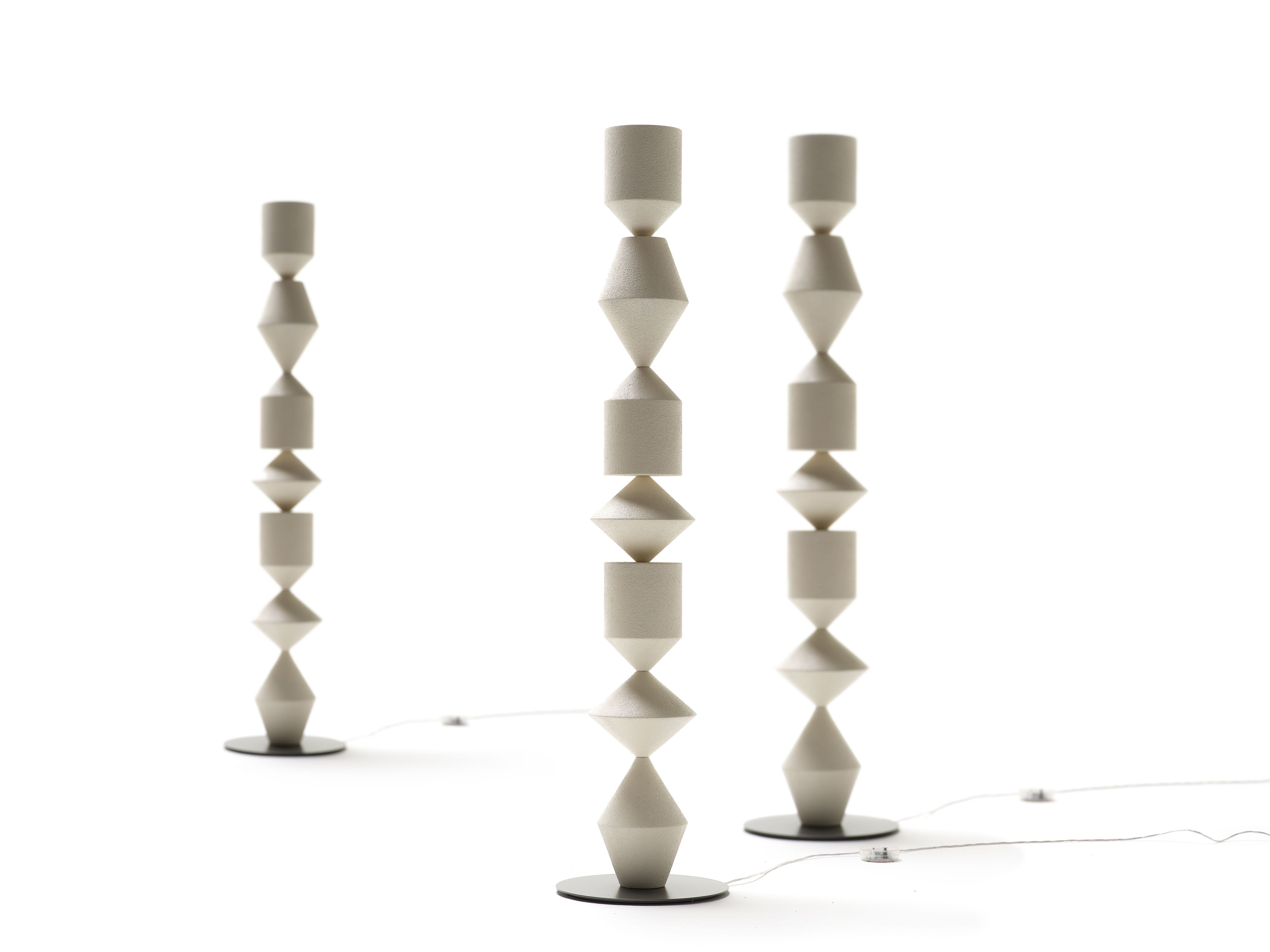 Costantina Stehlampe von Mogg: Drei moderne Stehleuchten aus geometrischen Formen in Weiß.