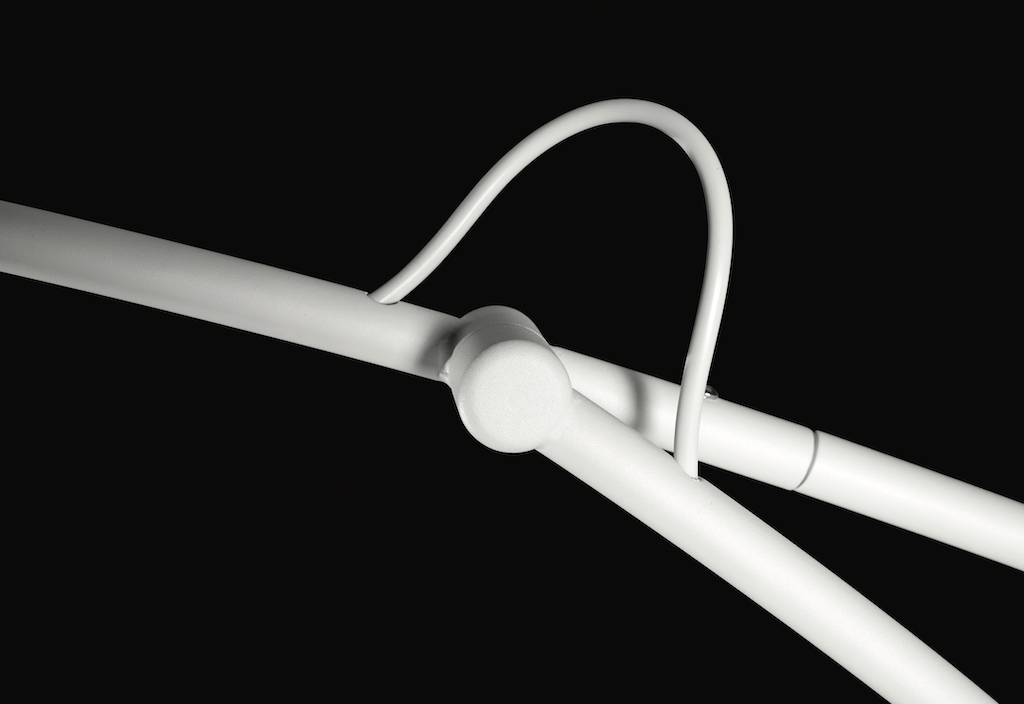 Detailaufnahme der weißen Vertigo Nova Stehleuchte von Petite Friture, minimalistisches Design mit filigranen Linien.