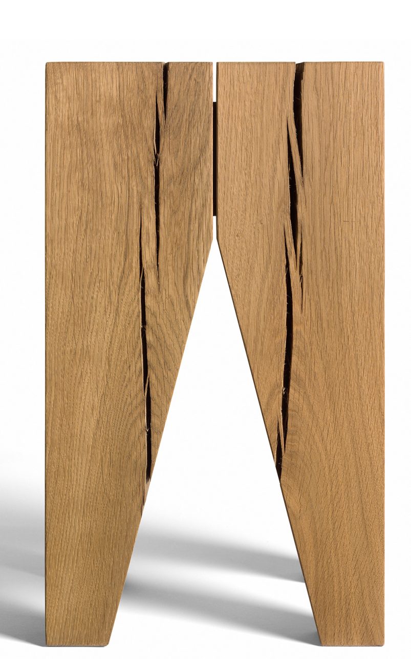 Backenzahn Hocker aus Eiche, Beistelltisch aus Massivholz, Design Hocker für Wohnzimmer und Büro.