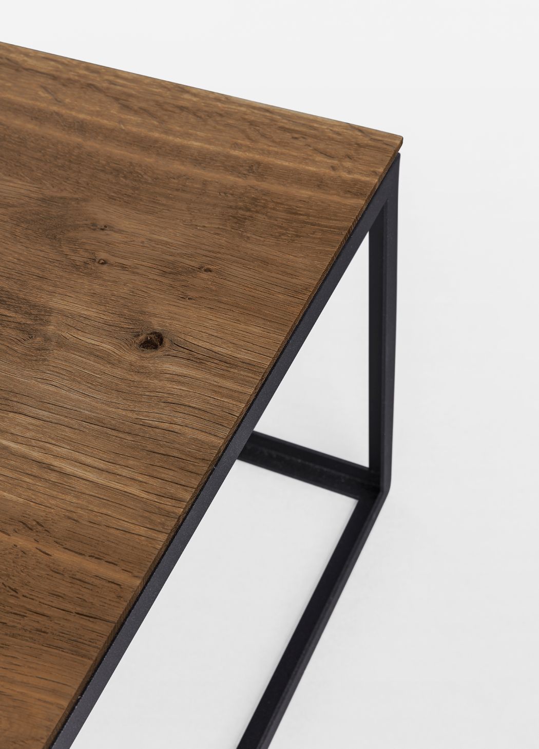 Detailaufnahme: Janua SC 54 Beistelltisch mit geräucherter Eichenplatte und schwarzem Metallgestell.