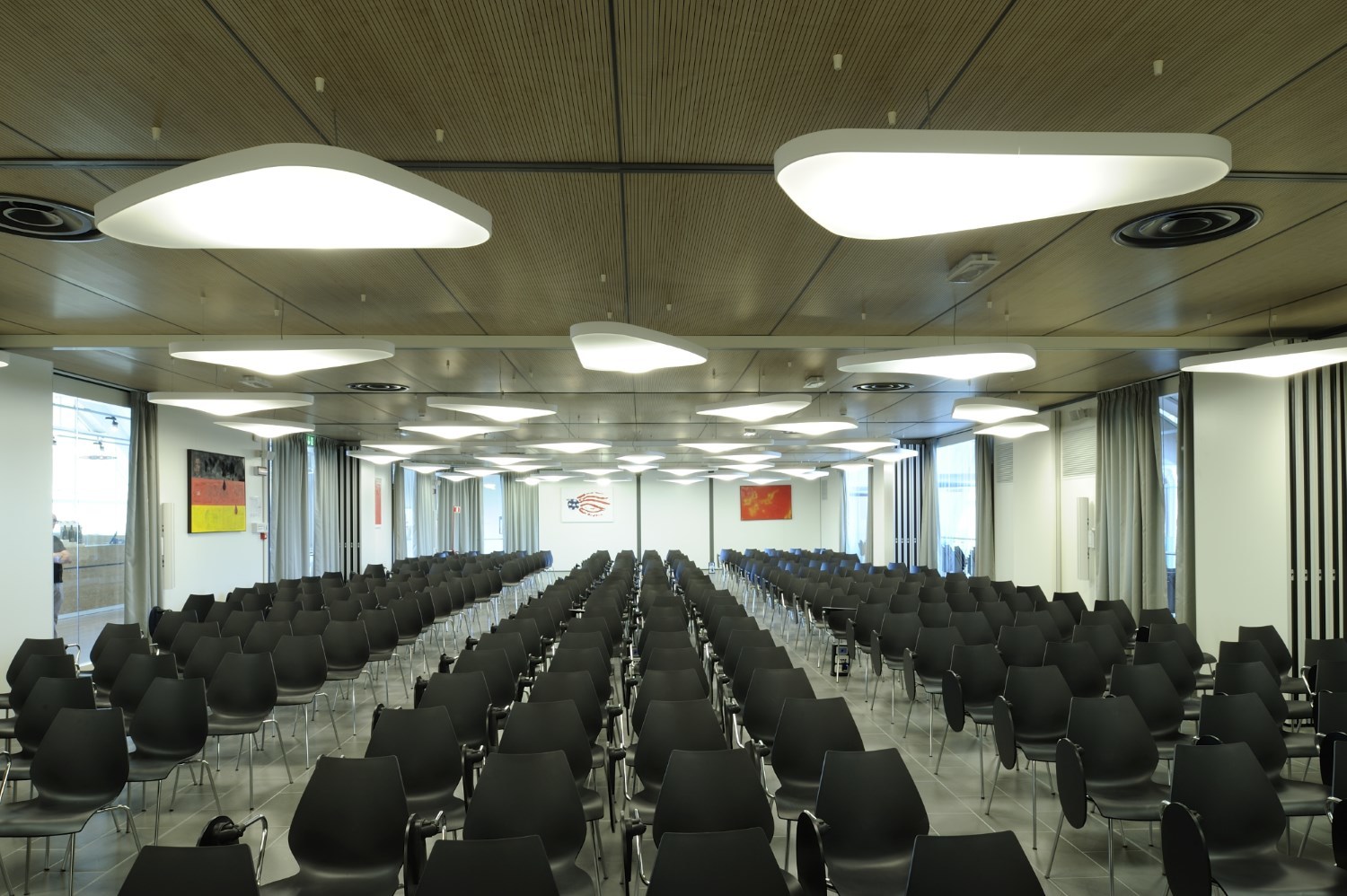 Ansicht eines Konferenzraums mit Petale LED Pendelleuchten von Luceplan für moderne Beleuchtung.