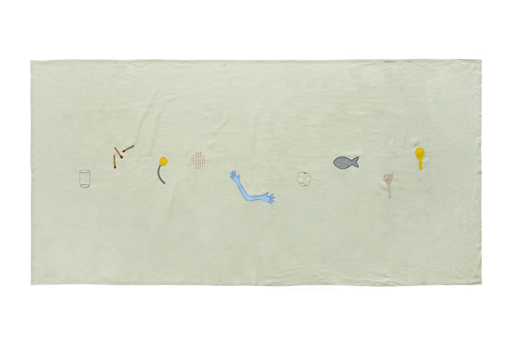 Grüne Sobremesa Tischdecke von Hay mit aufgestickten Motiven wie Fisch, Apfel und Hand.