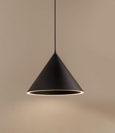 Schwarze Annular Pendelleuchte von Woud: Konische Hängelampe mit sanftem Licht für moderne Innenräume.