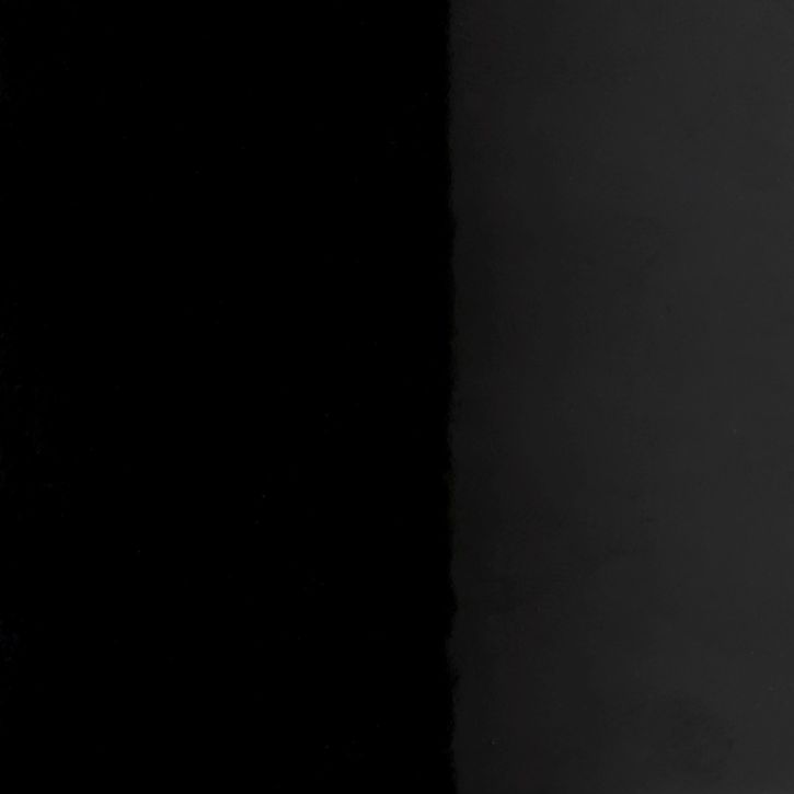 Detailaufnahme der schwarzen, glänzenden Oberfläche der Fungi Bodenleuchte Favius.