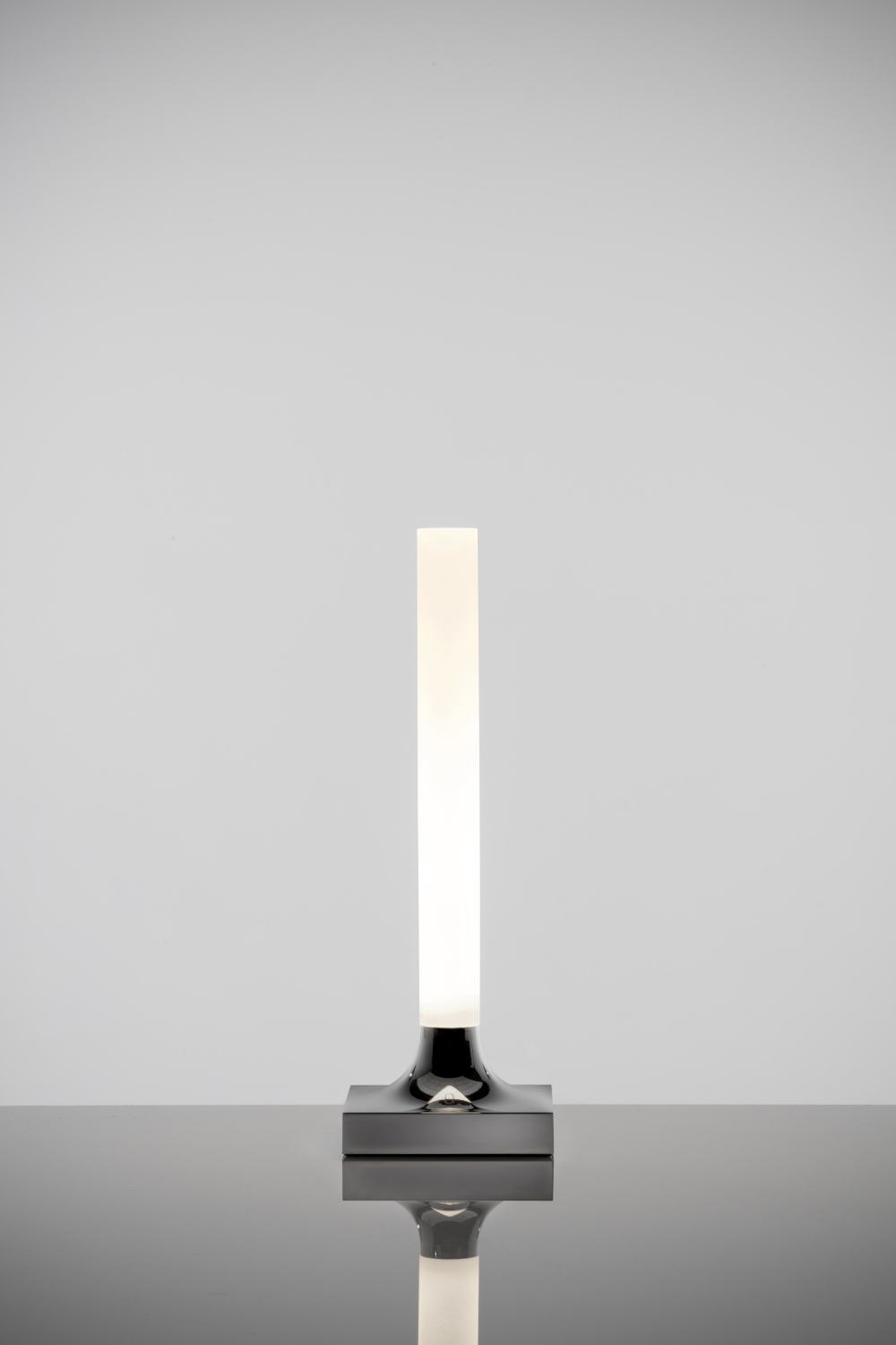 Goodnight Outdoor Akkuleuchte von Kartell: Moderne, kabellose Tischleuchte für den Außenbereich, mit warmweißem Licht.