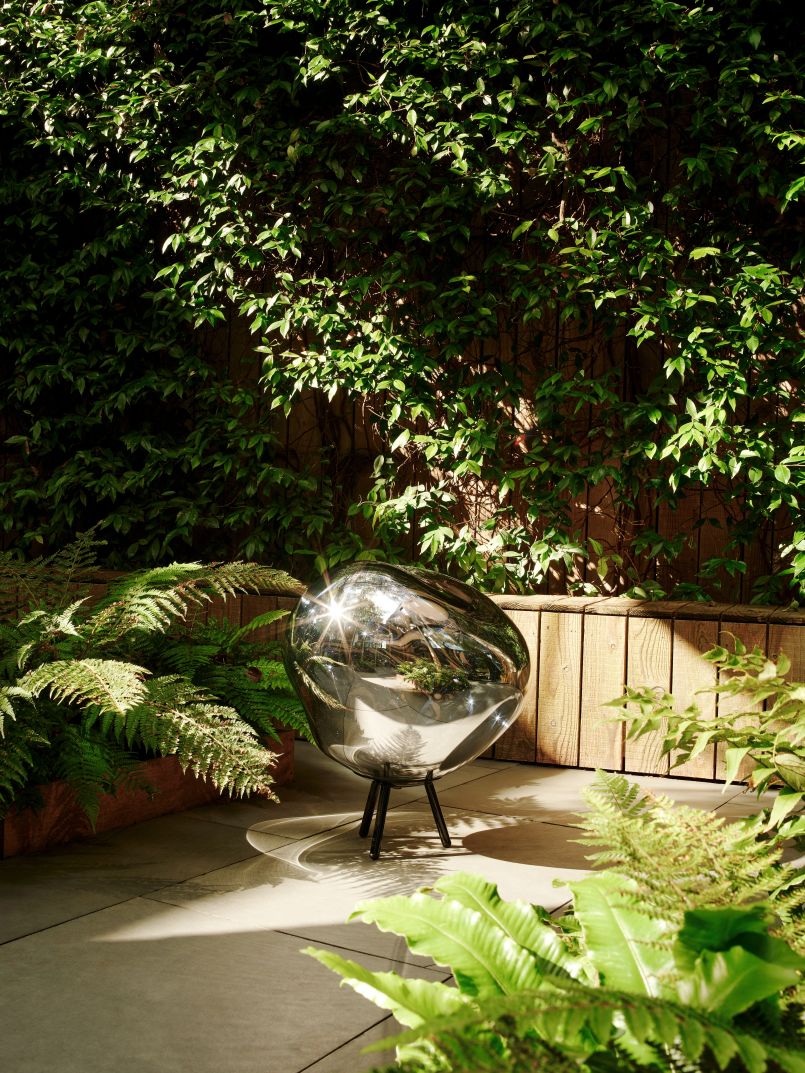 Kupferfarbene Melt LED Leuchte von Tom Dixon im Garten, moderne Bodenleuchte.